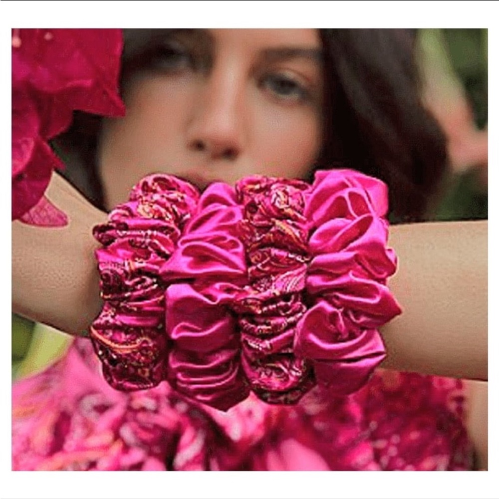 HUDA BEAUTY Scrunchies Pink Hair Silk Scrunchies